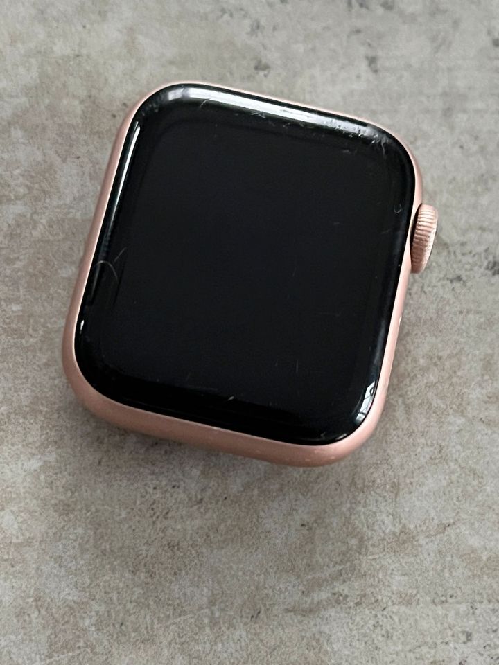 Apple Watch Serie 4, 40 mm Roségold in Scheinfeld