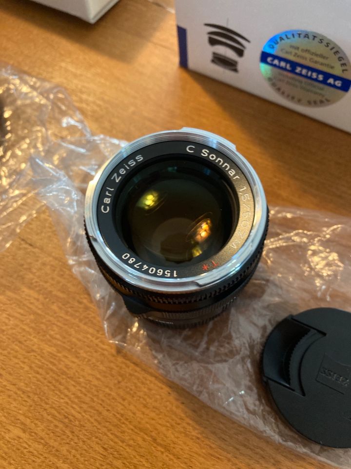 Objektiv ZEISS  C Sonnar T* 1,5/50mm ZM und Gegenlichtblende in Wadgassen