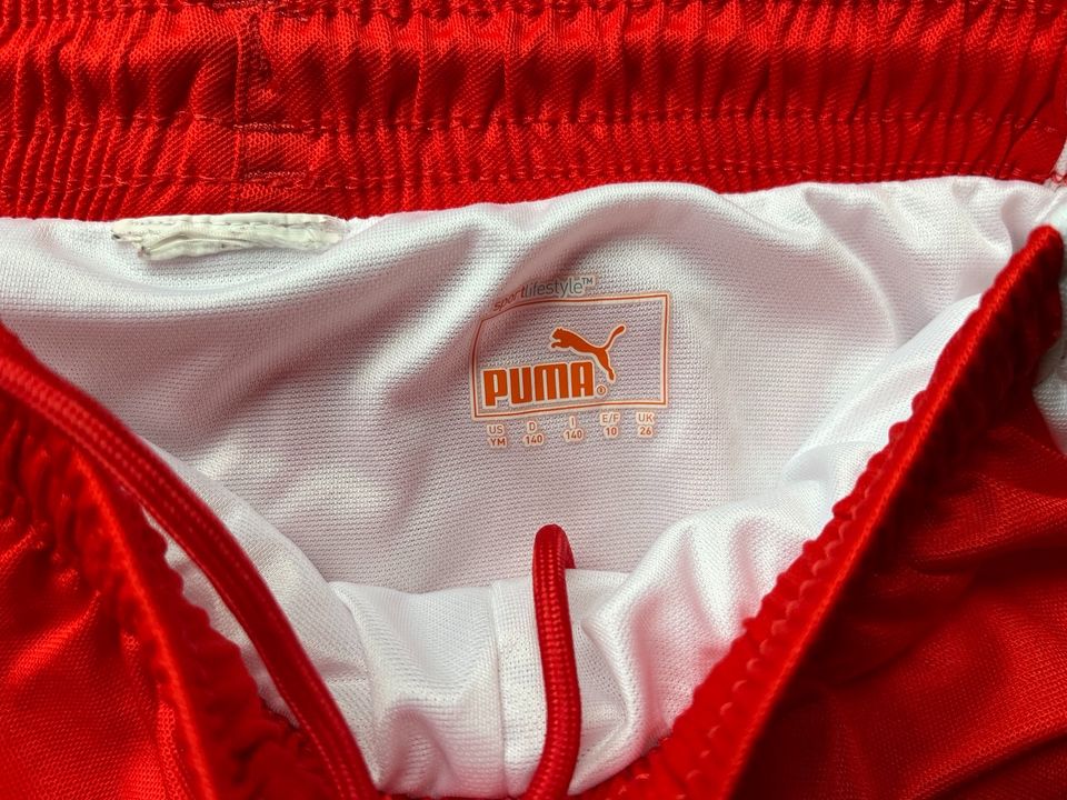 PUMA Jungen kurze Sporthose/Trainingshose Gr.140 rot/weiß TOP in Nufringen