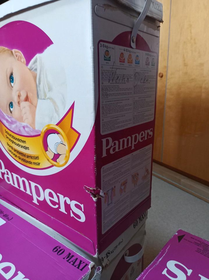 Pampers Kartons aus den 80er Jahren. Nostalgie in Oberkochen