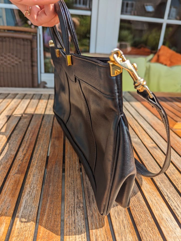 Handtasche schwarz mit goldfarbenen Features in Hamburg