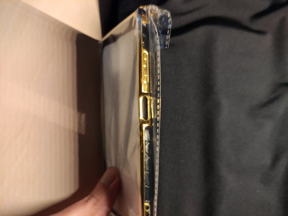 Xiaomi Poco X3 NFC Hülle, Cover, schwarz + gold in Hünfelden