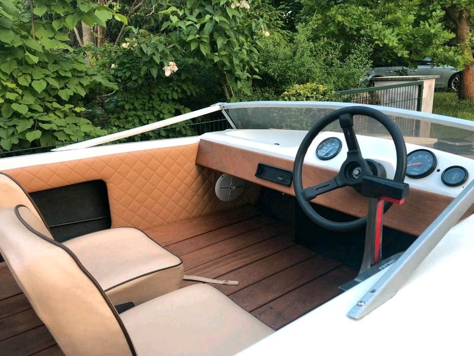 Motorboot gleiter 80 ps Außenborder  mit Trailer sehr elegant und in Eberswalde