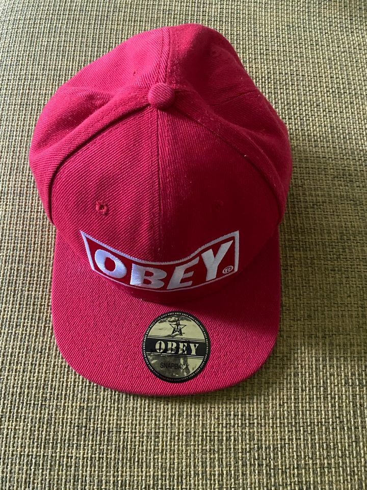 Cap von OBEY rot sehr gut erhalten in Bremen