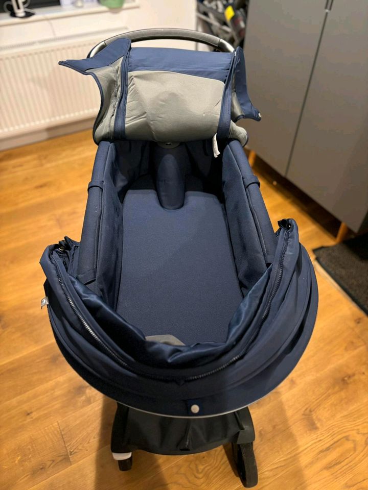 Stokke Xplory V6 Kinderwagen mit Sportaufsatz in deep blue in Braunschweig