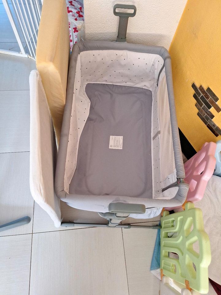 Reisebett beistellbett baby mit Schaumstoff und Matratze in Naila