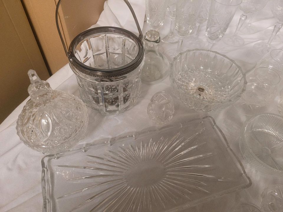 Gläser Weinglas Untersetzer Zuckerdose Kuchenplatte in Homburg
