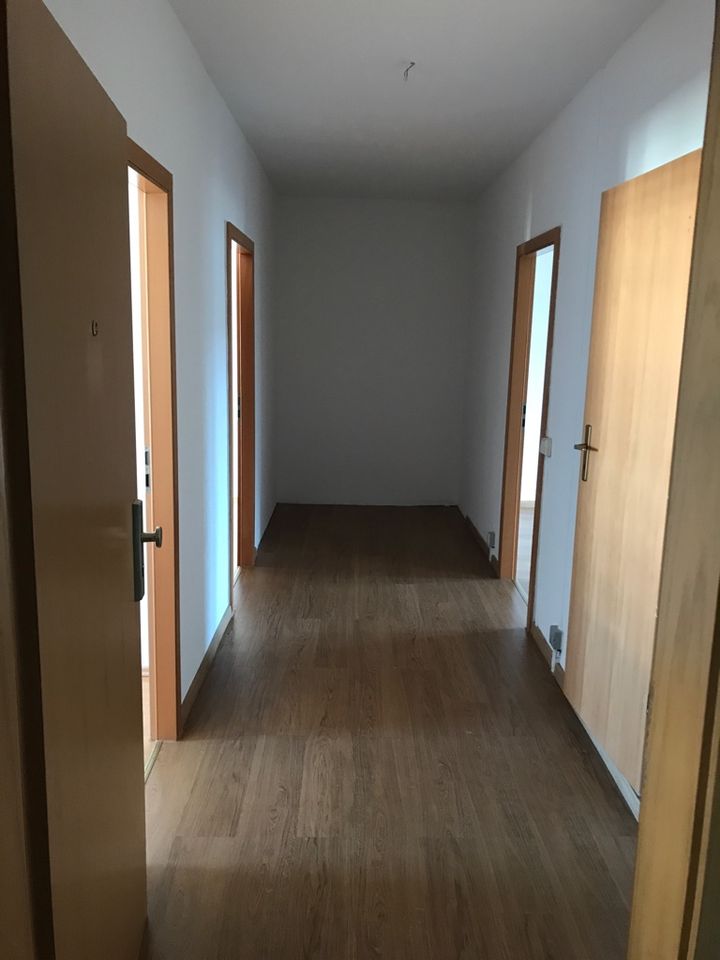 Schöne große 3 Zimmer Wohnung, Küche mit Fenster in Neubrandenburg