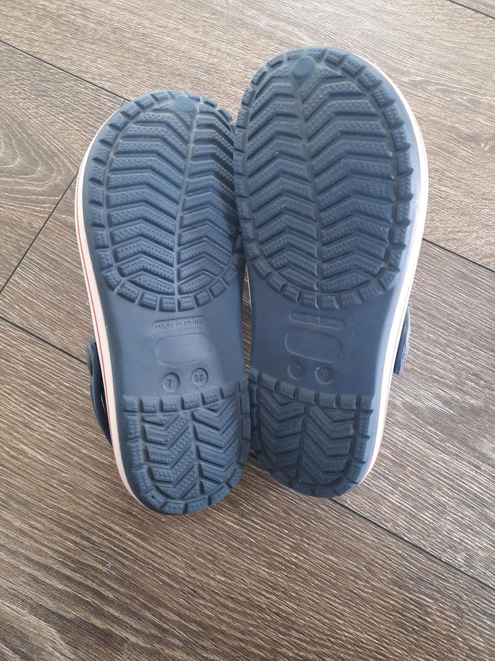 Crocs Badeschuhe G5r 37- 38 mit Spiderman Figuren  blau in Wentorf