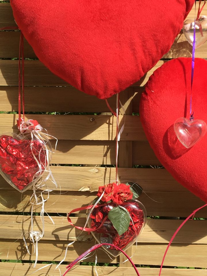 Hochzeit Deko rote Plüschherzen Rosen kleine Pressente in Ottweiler