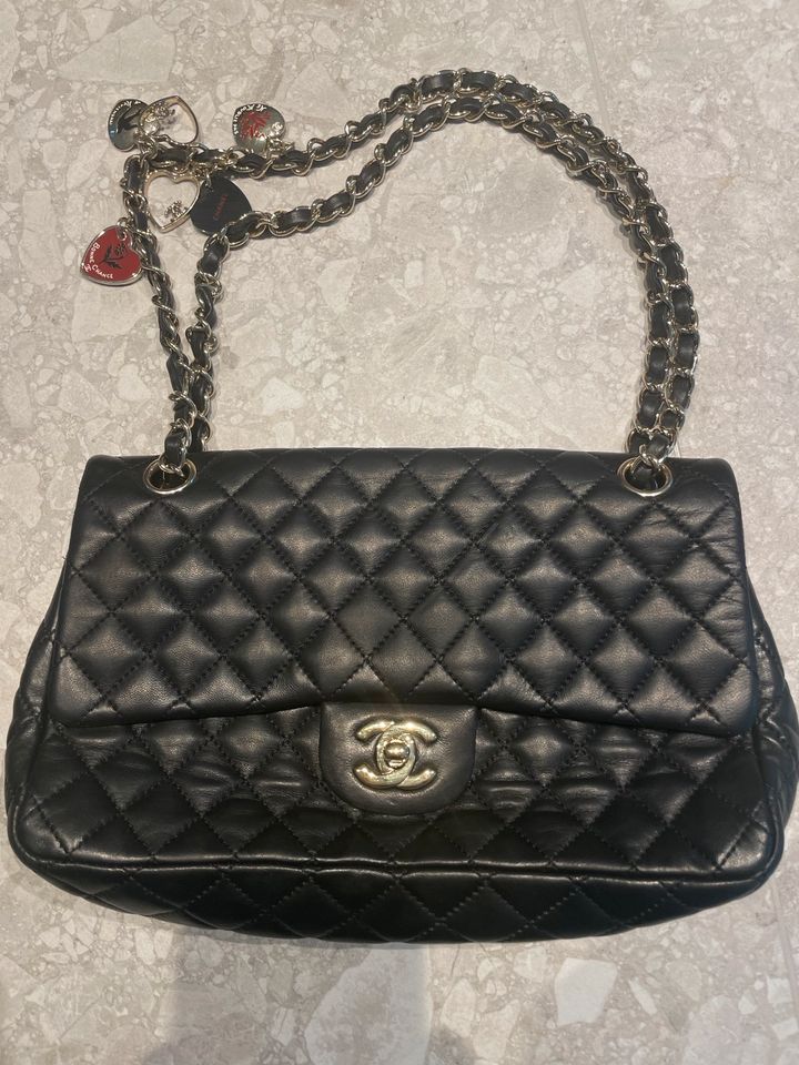 Chanel Classic Flap Bag Medium Zustand Sehr gut in Düsseldorf