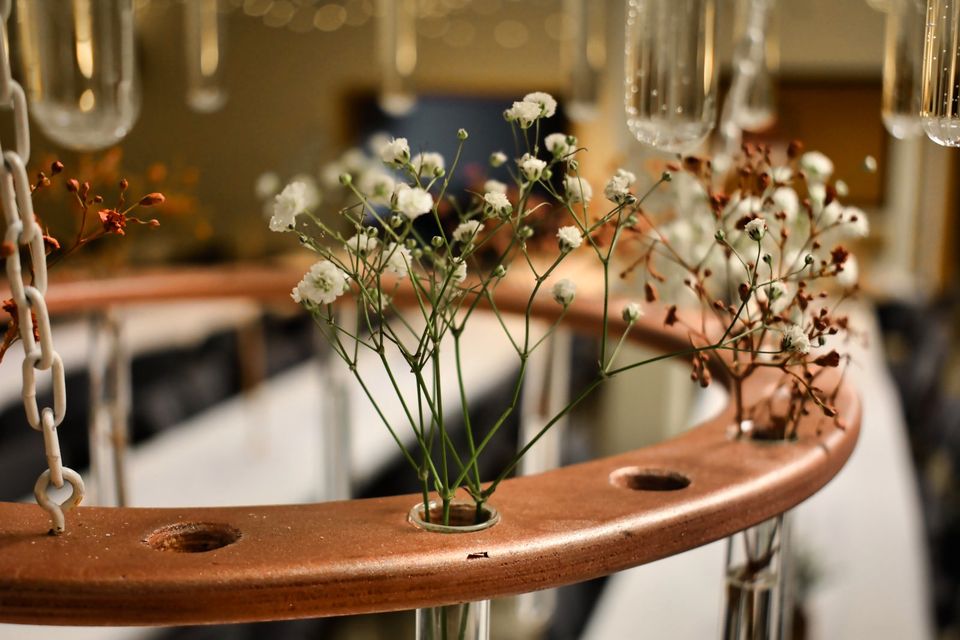 Verleih Hängekranz Kronleuchter Tischdekoration Blumen Holz deko in Bielefeld