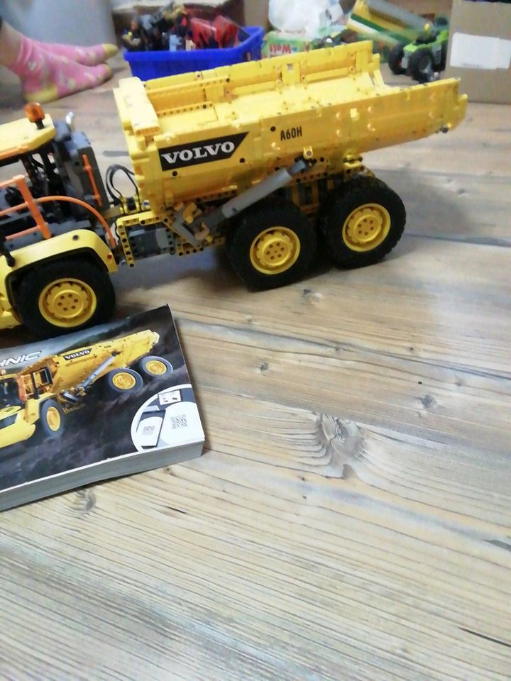 Lego Technik Bauset knickgelenkter Volvo-Dumpfer Nr. 42114 in Waldenburg