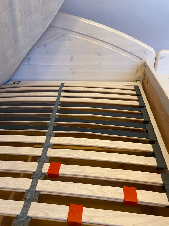 2x2m Bett mit Nachttisch und Schubladen in Husum