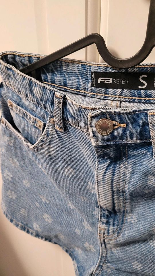 FB Sister Shorts Hot Pan Größe S Blümchen Jeans Kurze Hose in Oberhausen