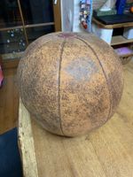 Alter Medizinball Leder 3 kg Vintage alt Antik (mit offener Naht) Rheinland-Pfalz - Kadenbach Vorschau