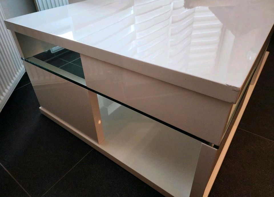 Wohnzimmer Design Tisch mit Glaselementen in Limburg