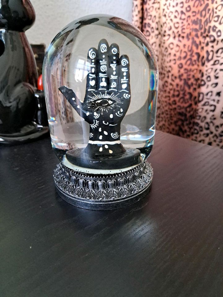 Schneekugel Goth Occult Hand in Leipzig