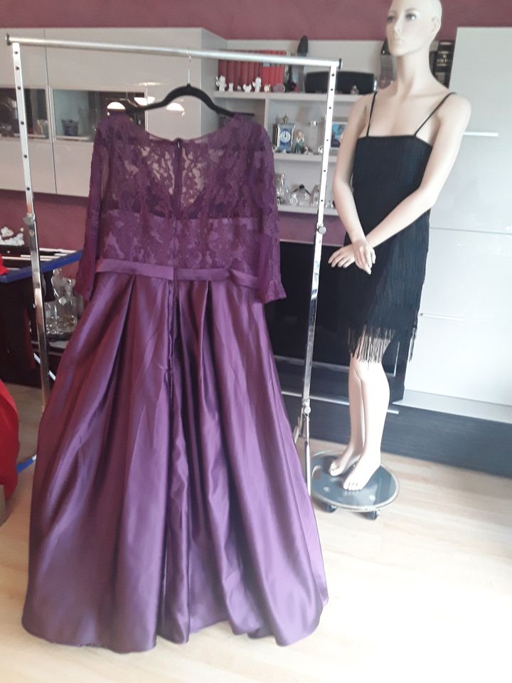 Abendkleid in traubenfarbe in der Grösse xxl 48 in Düsseldorf