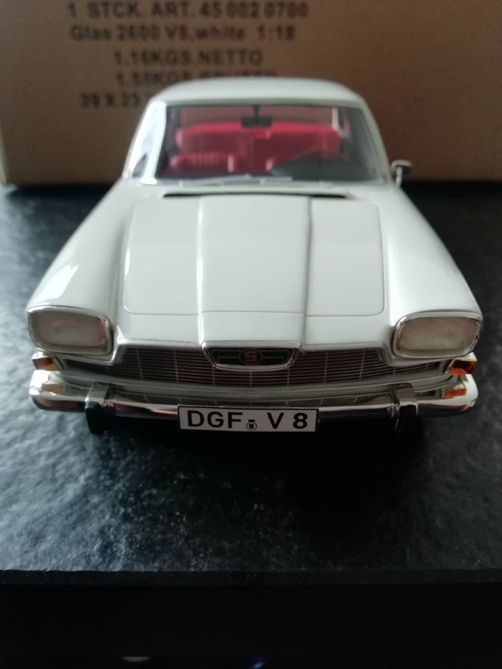 1:18 BMW Glas 2600 V8 weiss ltd. Schuco in Friedberg