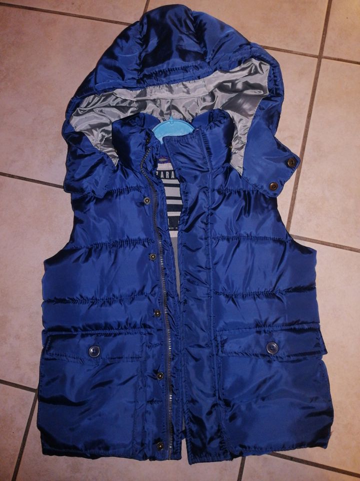 Zara boys dick wattierte winterweste blau geehrpunkt 134 in Gladbeck