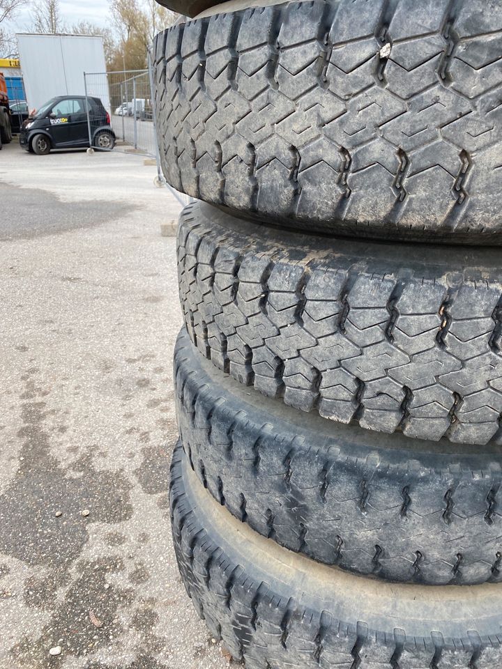 Reifen 295/80R22,5 in Oberschleißheim