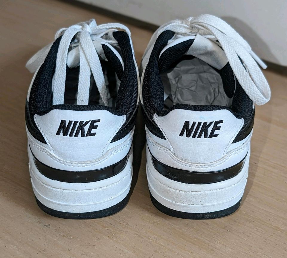 Nike Gamma Force Damen Sneaker Gr. 38,5 Weiß Schwarz in Lübeck