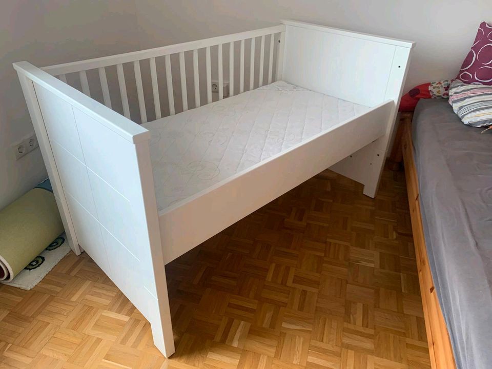Baby / Kinderbett 70x140 cm inkl. Matratze in Hirschaid