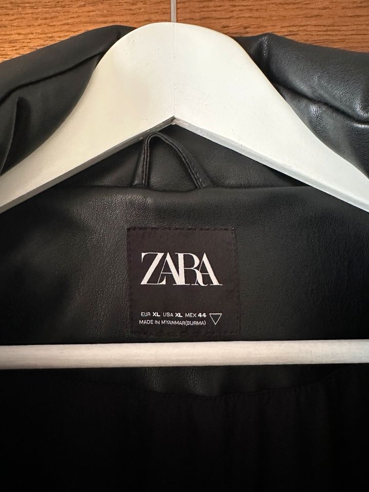 Zara Puffer Jacke in Rasdorf