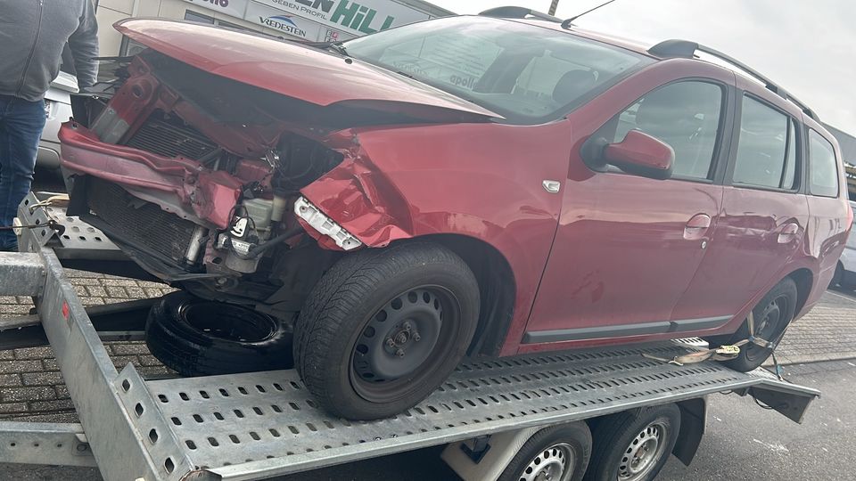 Dacia Logan Unfall bj 2018 Motor läuft in Mülheim (Ruhr)