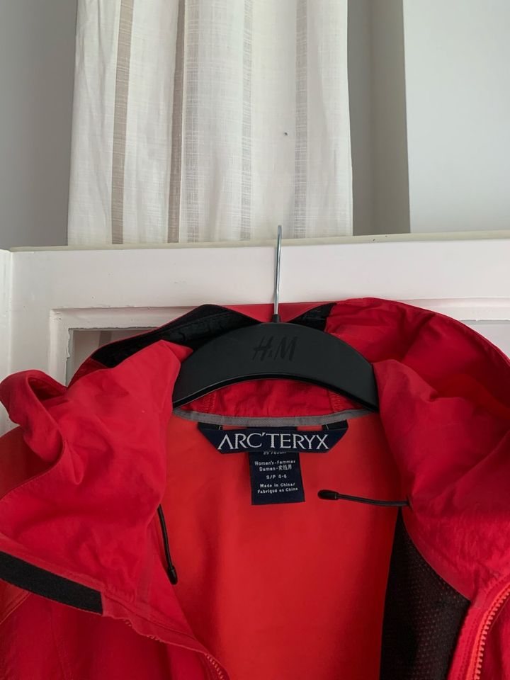 Arcteryx W's Jacke himbeerrot Größe S in Berlin