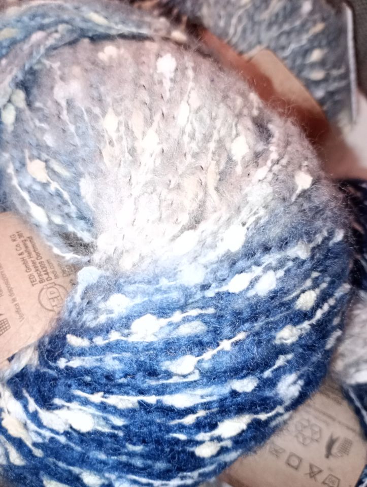 Wolle 15 Knäuel, Dots Strickgarn blau/ weiß in Gelsenkirchen