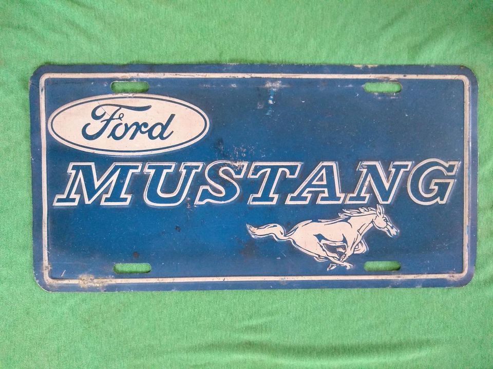 Ford Mustang Kennzeichen-Ersatz, gebraucht mit Spuren in Roetgen