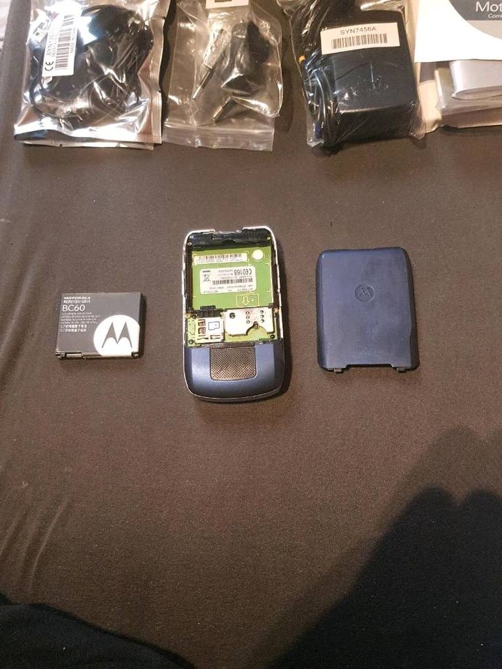 Motorola RAZR V3x und Milos 9 Bluetooth Hadset in Ispringen
