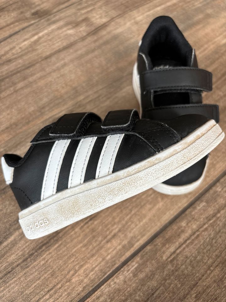 Adidas Sneaker Kinder Schuhe in Rangendingen