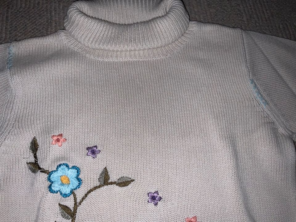 Pullover/Strickpullover/Rollkragen/beige/Blumen/140/Unfabulous in Duisburg