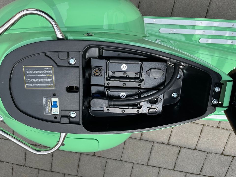 Elektroroller im Vespa Design " Retro " mit 2 Akkus 45 km/h in Saarwellingen