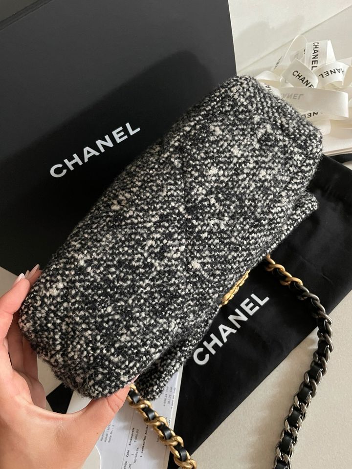 Chanel 19 Tasche Full Set Tweed NP 6.300€ in Hamburg