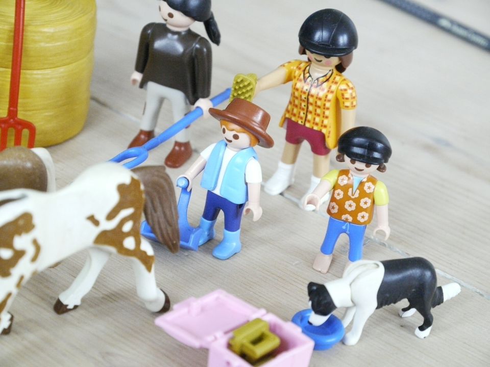 Playmobil Reiter Pferde Zubehör Reitstall in Gerzen