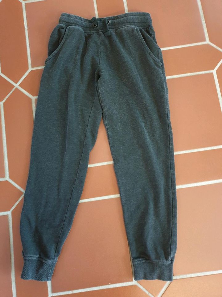 Gr. 146 / 152 Jogginghose grau lange Hose Jungen in Neckartenzlingen