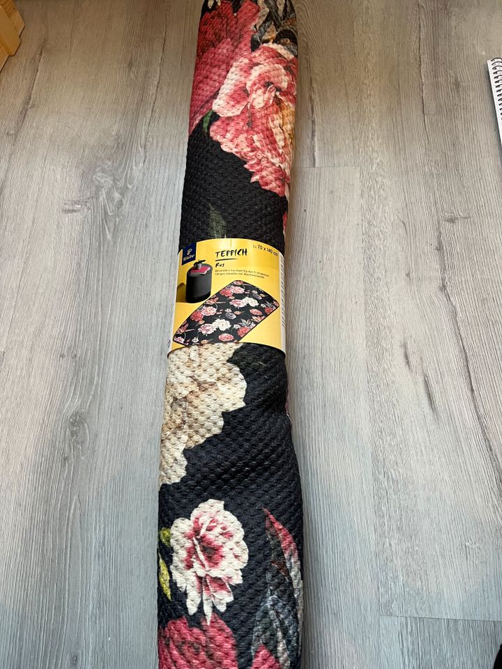 Teppich 70*140 cm NEU von Tchibo mit Blumen in Bardowick