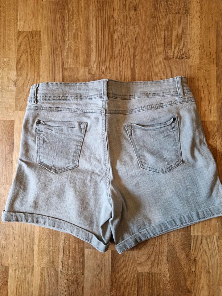 Schöne,  graue Jeansshorts in Hattersheim am Main