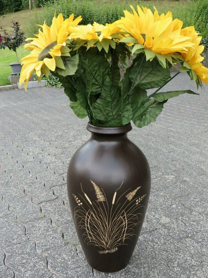 Herbstzeit Bodenvase mit Sonnenblumenstrauß in Bad Laasphe