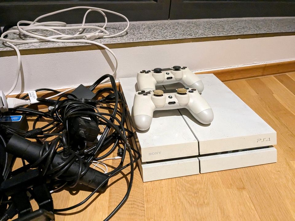Playstation 4 (1TB) mit 2 Controllern, VR Brille und Spielen in Frankfurt am Main