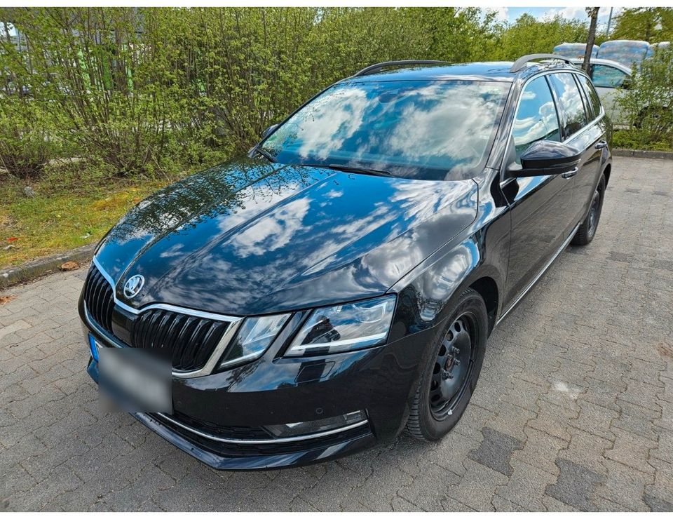 Skoda Octavia_schwarz_Combi Style 2.0 TDI in Weissach im Tal