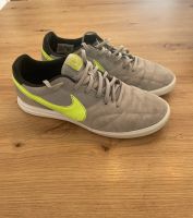 Nike Gr. 43 Hallenschuhe / Sportschuhe / Fußballschuhe Grau Bayern - Marktoberdorf Vorschau