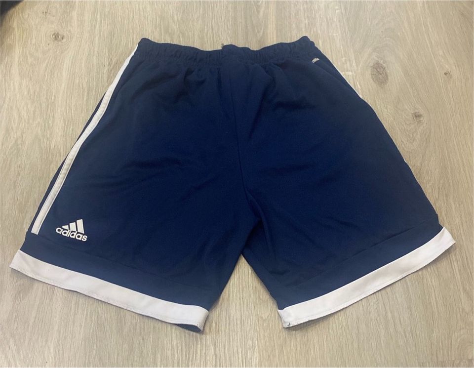 dunkelblaue Adidas Shorts in Bottrop