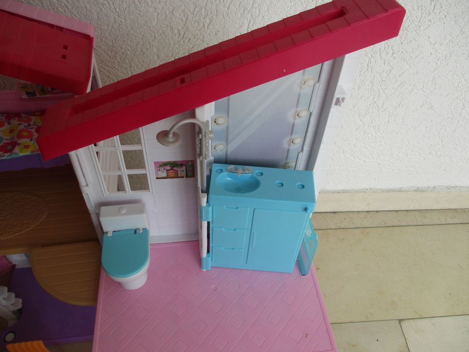 großes Barbie-Traumhaus-Villa Malibu von Mattel mit Zubehör in Lohfelden