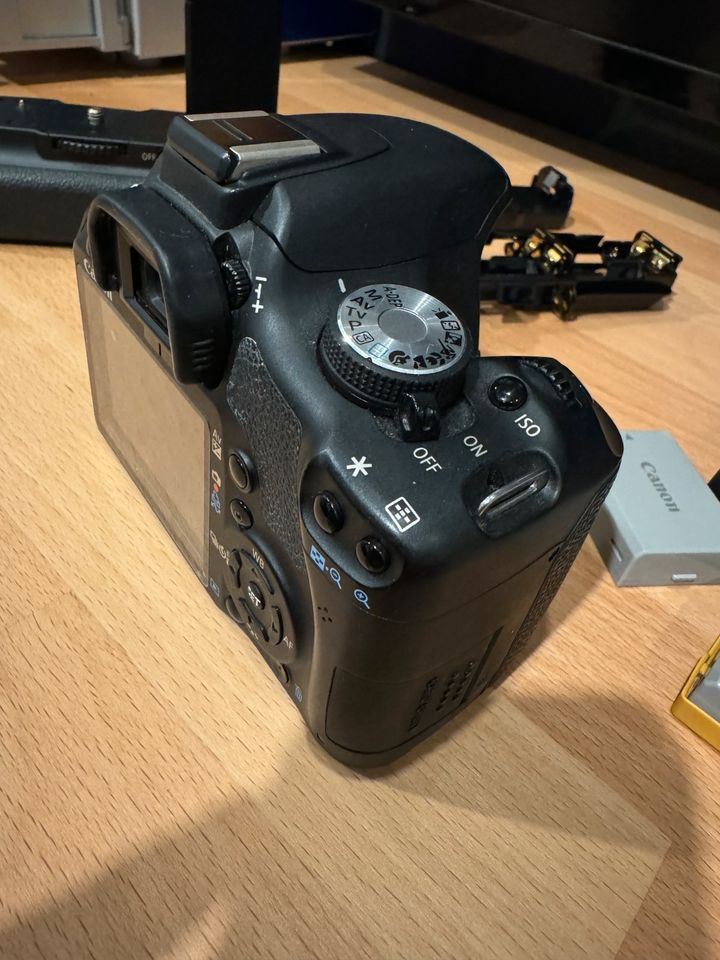 Canon EOS 500d 8655 Auslösungen wie neu mit Batteriegriff 3 Akkus in Selters