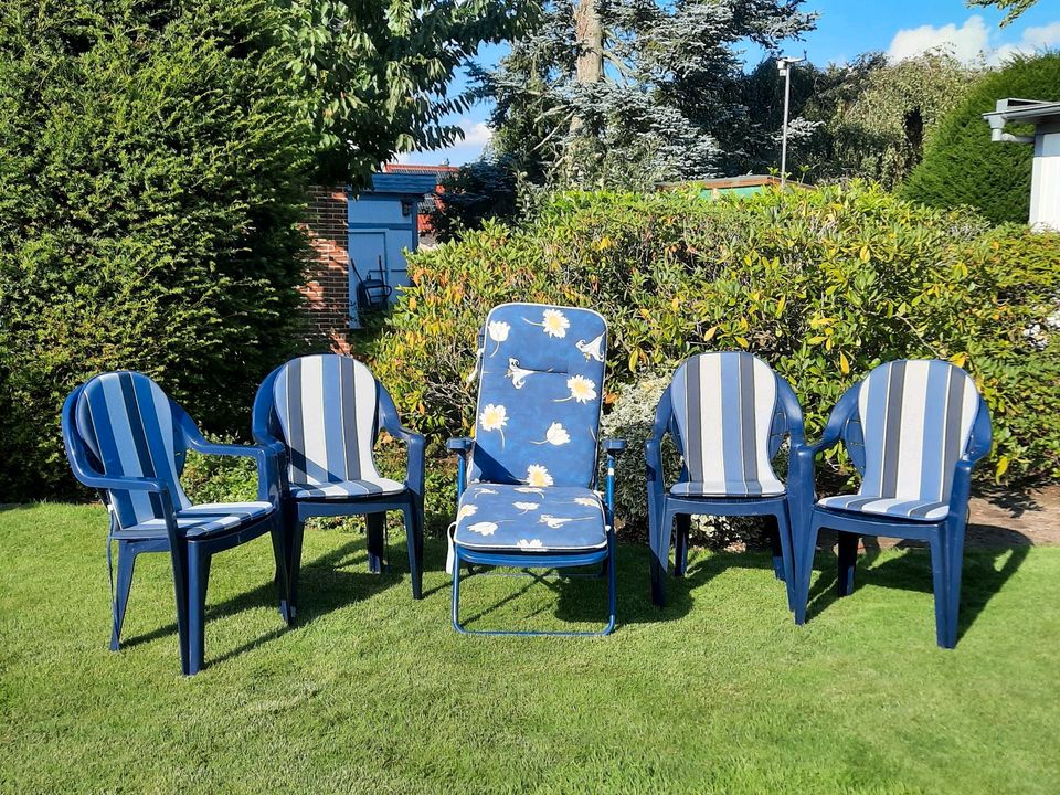4 gut erhaltene Gartenstühle + Liege incl. Auflagen in Spenge
